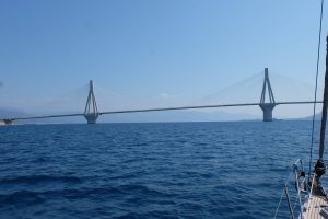 En lång bro