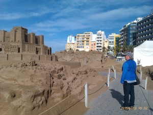 Juldekorationer i sanden på Las Canteras