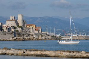 Joyager med Antibes i bakgrunden