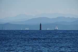 Sardinien sett i diset från Korsika.